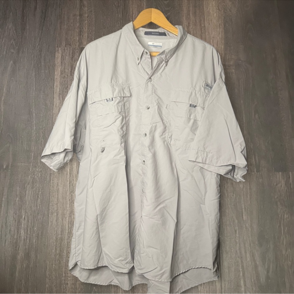 Columbia Men's Light Gray Short Sleeve Button-Down Shirt